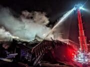 Explosión y fuerte incendio destruyen edificio comercial en Grand Rapids