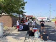 Niños disfrutan de libros y camiones de bomberos durante visita del Northview Book Mobile a estación de bomberos