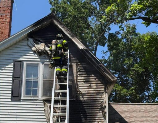 Incendio moviliza a bomberos de Grand Rapids; controlan fuego en vivienda de dos pisos