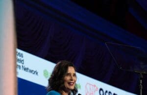 Whitmer celebra nueva ley federal para impulsar la vivienda asequible en Michigan