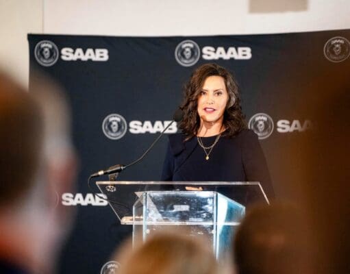 Whitmer presenta plan para regular centros de datos y proteger a los consumidores de Michigan