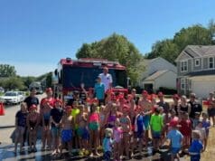 Bomberos de Plainfield Township conviven con familias durante la tradicional Beyhill Block Party