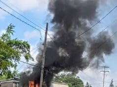 Incendio consume edificio comercial en Grand Rapids