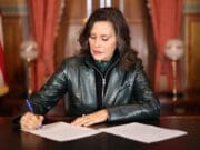 Gobernadora Whitmer destaca ocho presupuestos equilibrados y fortalece las finanzas de Michigan