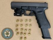 Detienen en Kalamazoo a hombre con arma robada y antecedentes por delitos graves