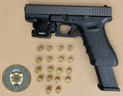 Detienen en Kalamazoo a hombre con arma robada y antecedentes por delitos graves