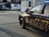 Misterioso tiroteo termina con un automóvil en un arroyo en Gaines Township