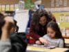 Whitmer destaca ahorro de hasta $15,000 anuales para familias de Michigan con educación preescolar y comidas escolares gratuitas