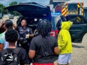 Policía y bomberos de Kalamazoo inspiran a niños durante la Semana de las Profesiones
