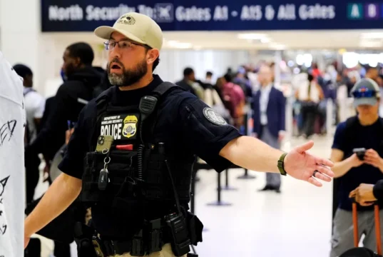 ¡Ya ni viajar es seguro! Crecen las detenciones de inmigrantes en aeropuertos de EE.UU.