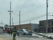 Dos personas atrapadas tras la caída de un poste de luz sobre un vehículo en Grand Rapids
