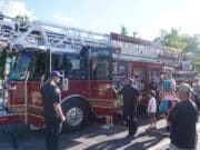Policía y Bomberos de Walker conviven con residentes durante evento comunitario
