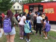 Hispanic Center de Western Michigan celebra regreso a clases con familias de la comunidad