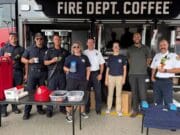 Bomberos de Grand Rapids fortalecen lazos comunitarios durante visita de Fire Dept. Coffee