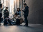 Cuando grabar vale más que ayudar: el problema de vivir detrás de una pantalla