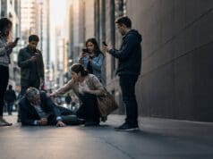 Cuando grabar vale más que ayudar: el problema de vivir detrás de una pantalla