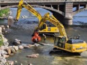 Instalan nuevas estructuras J-hook como parte de la restauración de los rápidos del Grand River