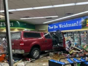 Camioneta se estrella contra una gasolinera en Weidman; conductor de 63 años fue detenido