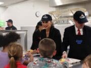 Gobernadora Gretchen Whitmer impulsa el programa de almuerzos escolares gratuitos en Michigan