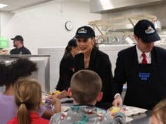 Gobernadora Gretchen Whitmer impulsa el programa de almuerzos escolares gratuitos en Michigan