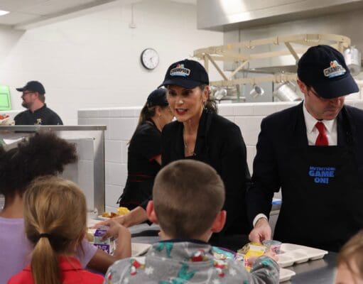 Gobernadora Gretchen Whitmer impulsa el programa de almuerzos escolares gratuitos en Michigan