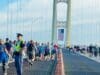 Más de 33,000 personas celebran la tradicional caminata del puente Mackinac durante el Día del Trabajo
