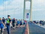 Más de 33,000 personas celebran la tradicional caminata del puente Mackinac durante el Día del Trabajo