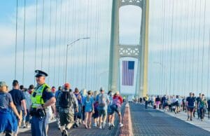 Más de 33,000 personas celebran la tradicional caminata del puente Mackinac durante el Día del Trabajo