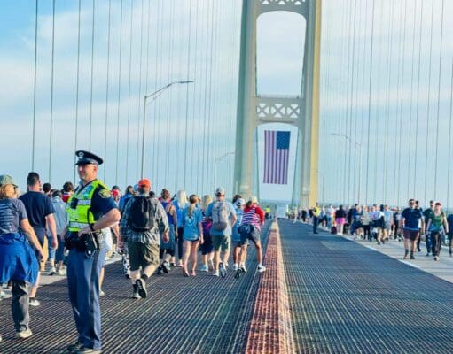 Más de 33,000 personas celebran la tradicional caminata del puente Mackinac durante el Día del Trabajo