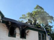 Incendio deja a una familia desplazada tras arder vivienda en Grand Rapids