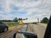 Choque entre tráiler y vehículo de MDOT provoca fuerte accidente en I-196