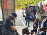 Policía de Kent convive con niños durante una noche de Scouts