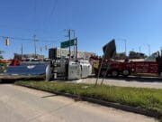 Se vuelca camión cisterna que transportaba leche en rampa de I-196 en Grand Rapids