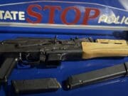 Arrestan a joven de 18 años tras persecución y aseguran arma cargada en Michigan